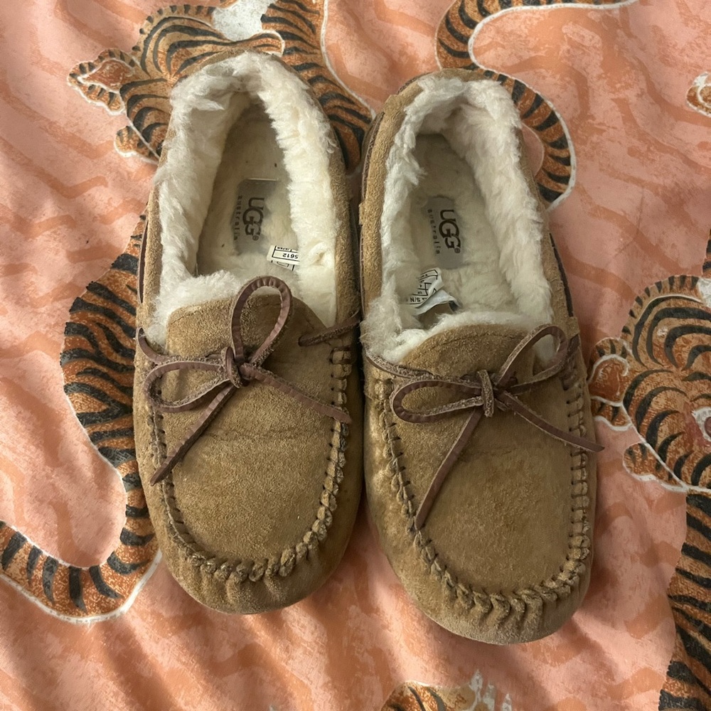 Women’s UGG Suede Dakota Moccasin Slippers - Size 6